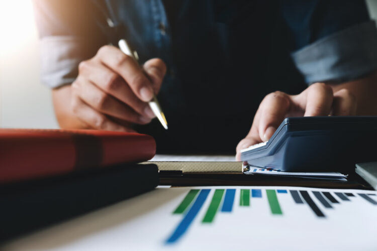 Photographie d'une personne qui analyse des données.