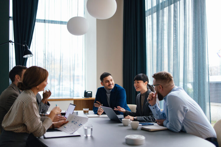 Photographie de personnes en réunions.