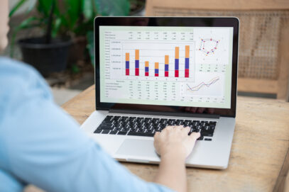 Photographie d'une personne qui analyse des données.