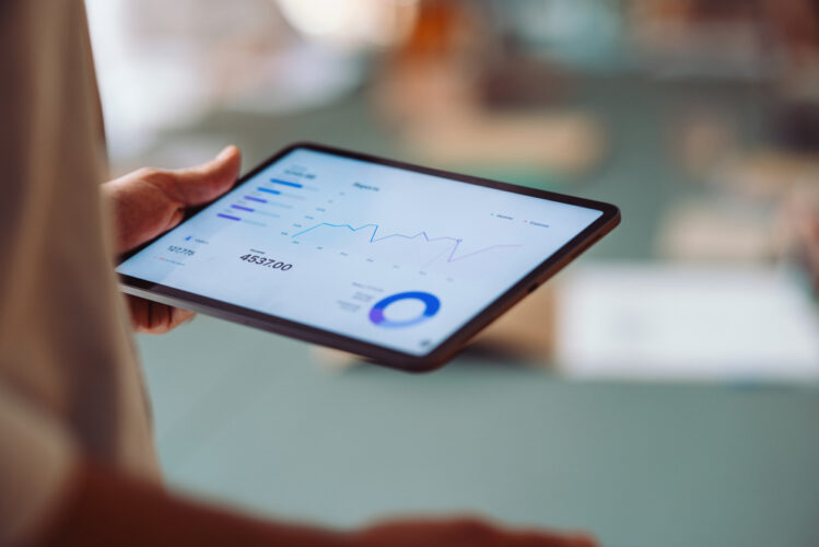 Photographie d'une personne qui analyse des données.