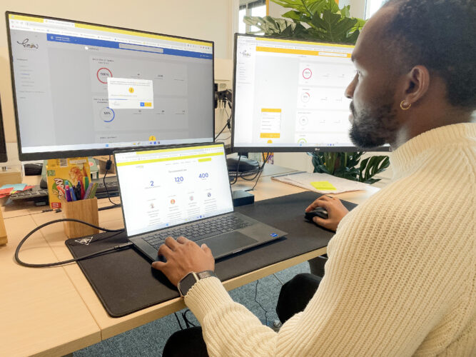 Personne qui travaille avec Lemon Learning