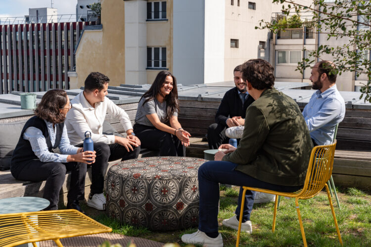 Collaborateurs de Beyond Plans durant un moment détente.