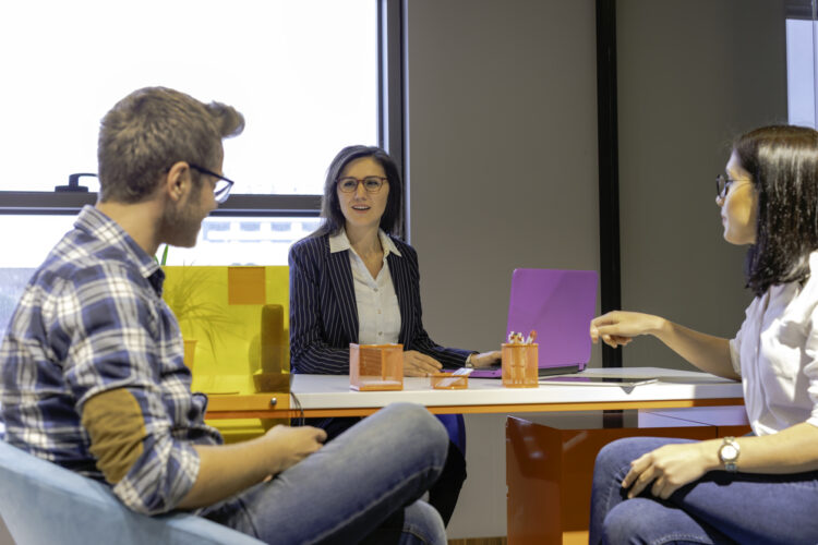 Photographie de personnes en réunion.